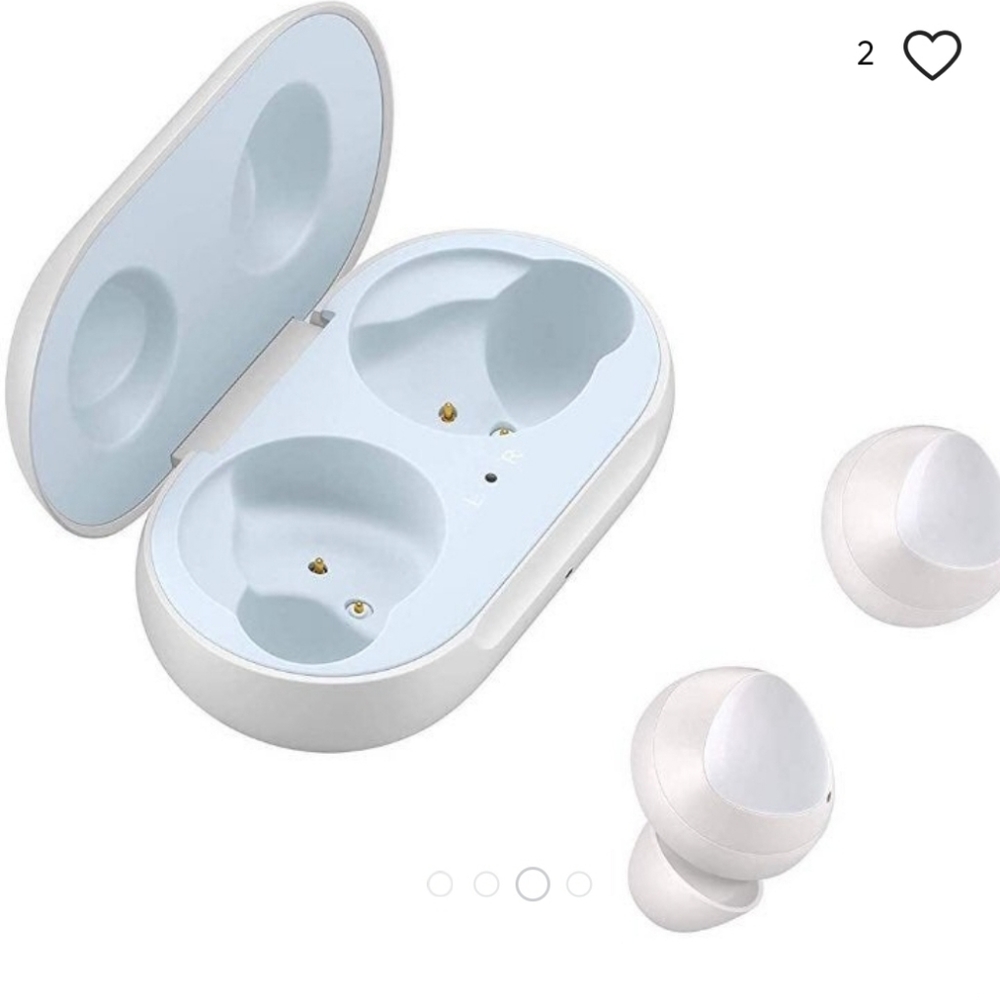 White Samsumg Galaxy buds